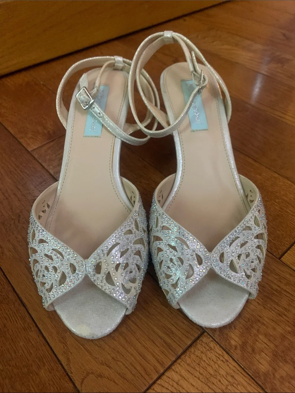 Betsey Johnson Blu wedding shoe ivory Open-Toe Ankle-Strap Heels raven 8m